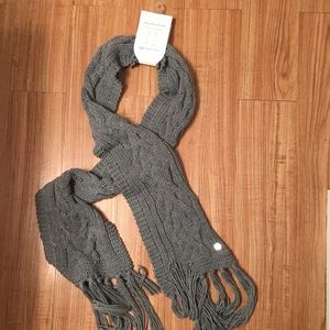 NWT Gray Liz Claiborne scarf
